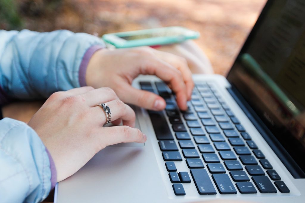 twee handen op een laptop