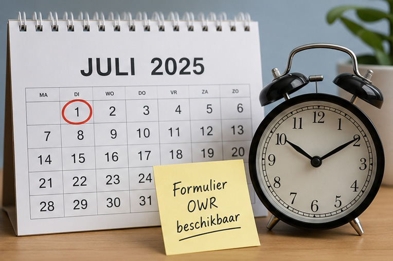Op een bureaukalender staat 2025 juli met 1 juli rood omcirkeld. Ernaast staat een zwarte wekker van 10:10 en een geel plakbriefje met de tekst Formulier OWR beschikbaar.